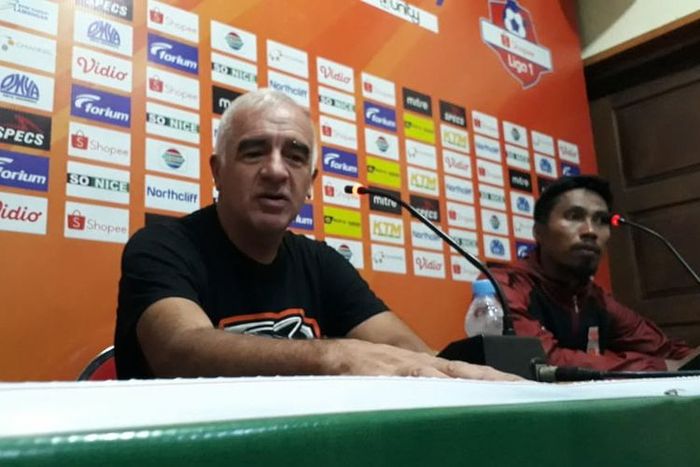 Mario Gomez (kiri), pelatih Borneo FC saat jumpa pers sebelum pertandingan melawan Persela Lamongan pada Minggu (28/7/2019).