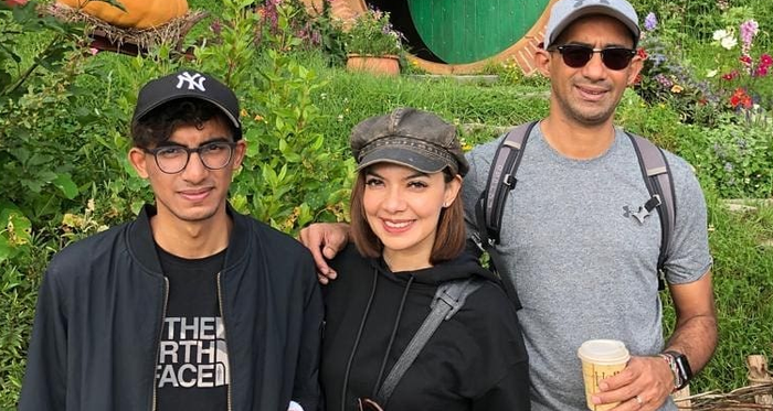 Izzat Assegaf dan ibunya, Najwa Shihab dan ayahnya