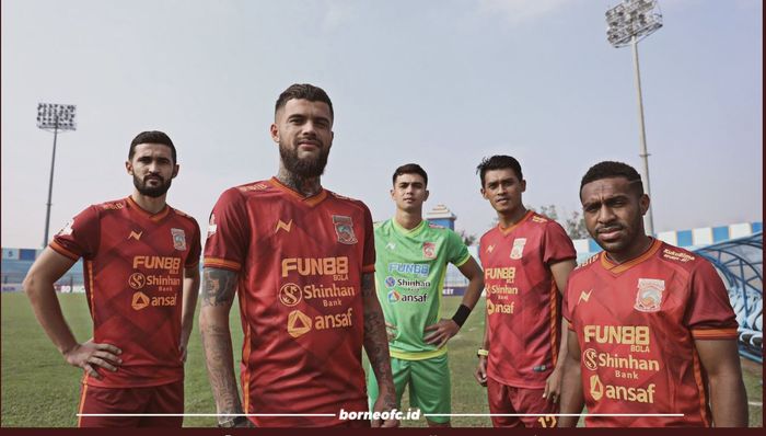 Para pemain Borneo FC berpose di lapangan.