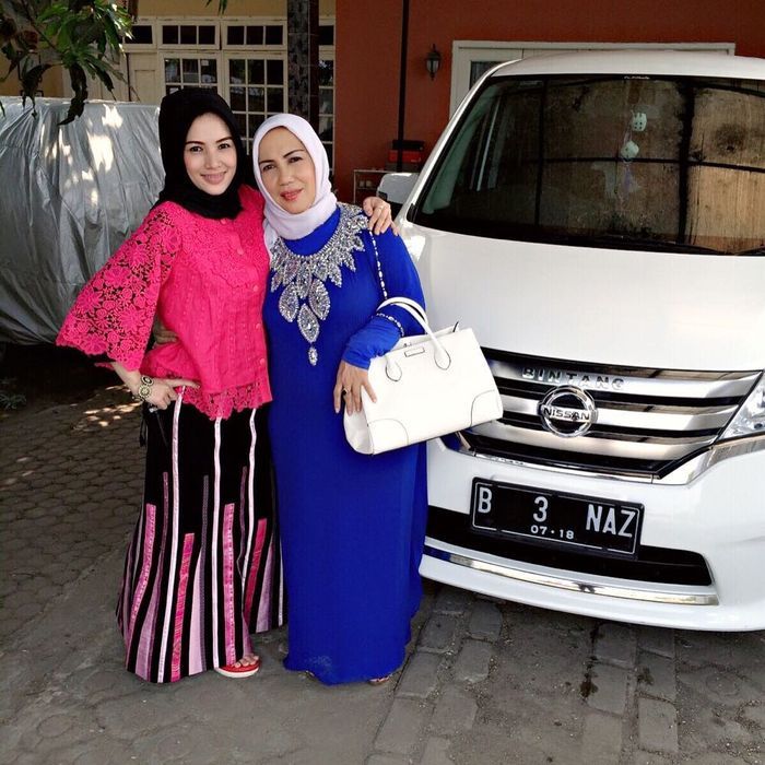 Benazir bersama ibunda.