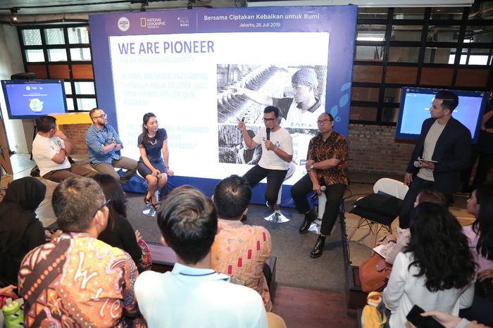 Karyanto Wibowo, Sustainable Development Director Danone Indonesia, memaparkan upaya Danone-AQUA dalam menangani sampah plastik.