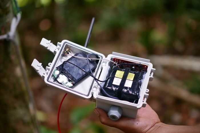 Alat &ldquo;The Guardian&rdquo; yang terdiri dari ponsel bekas, baterai, perekam suara, dan anten