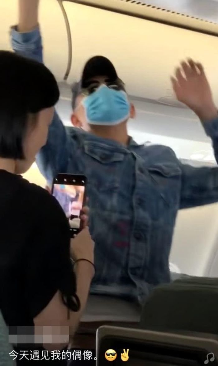 Andy Lau kepergok naik pesawat kelas ekonomi menuju ke Malaysia.