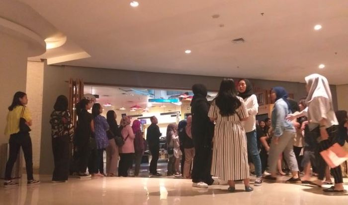 Penggemar berdatangan jelang konser  One Intimate Night With Tulus di The Kansablanka Hall, Mall Kota Casablanka, Jakarta Selatan, Selasa (30/7/2019).