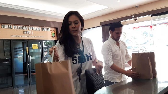 Wulan Guritno dan suaminya, Adilla Dimitri, saat datang menjenguk Jefri Nichol di Polres Metro Jakarta Selatan, Rabu (31/7/2019).