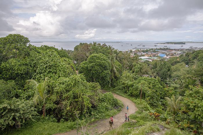 Pagoda Sapta Ratna, tempat ibadah satu-satunya umat Budha di Kota Sorong. Vihara ini telah berusia 82 tahun. Dari sini kita dapa menikmati sajian pemandangan pelabuhan dan pulau-pulau sekitar Sorong. Sore hari adalah waktu yang pas untuk mengunjunginya.