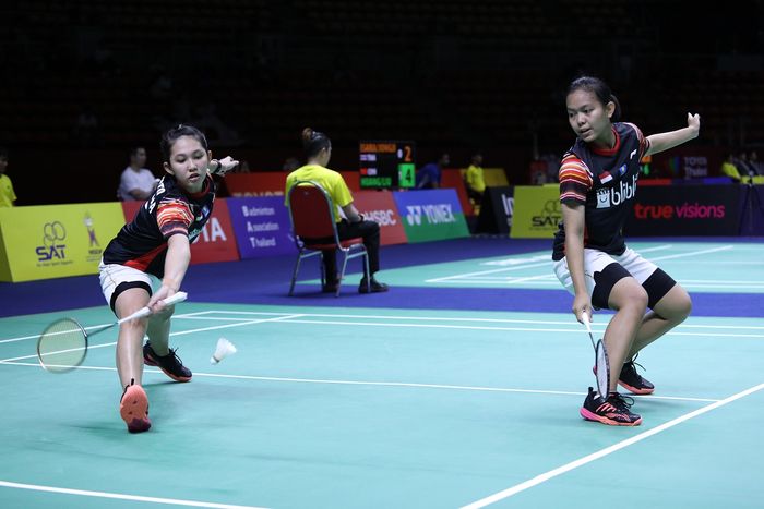 Pasangan ganda putri Indonesia, Siti Fadia Silva Ramadhanti/Ribka Sugiarto, saat menghadapi senior mereka, Greysia Polii/Apriyani Rahayu, pada babak kesatu Thailand Open 2019 di Indoor Sport Huamark, Bangkok, Thailand, Rabu (31/7/2019).