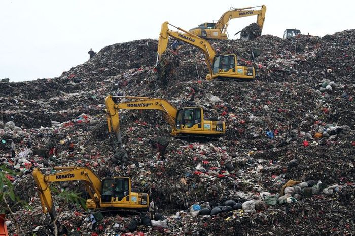 Sejumlah alat berat beroperasi di lokasi Tempat Pengolahan Sampah Terpadu (TPST) Bantar Gebang Artikel