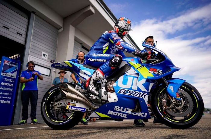 Pembalap Suzuki Ecstar, Alex Rins saat turun pada sesi latihan bebas 1 MotoGP Republik Ceska 2019, Jumat (2/8/2019)