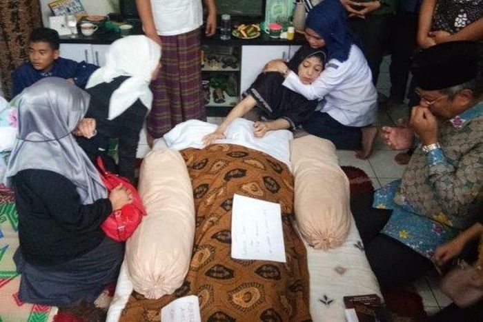  Wakil Wali Kota Tangsel, Benyamin Davnie, saat melayat almarhum Aurellia Qurratuaini, Paskibraka Tangsel di kediamannya di bilangan Cipondoh, Tangerang, Kamis (1/9/2019).