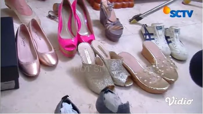 Sepatu yang dibawa Cut Keke ke lokasi syuting