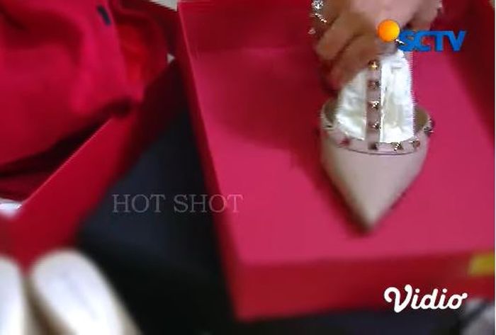 Sepatu merek valentino garavani milik Cut Keke