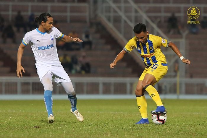 Aksi pemain Pahang FA asal Indonesia, Saddil Ramdani (kanan) yang mencoba melewati pilar Penang FA pada laga pertama Piala Malaysia 2019 di Stadion Darul Makmur, Kuantan, 3 Agustus 2019.