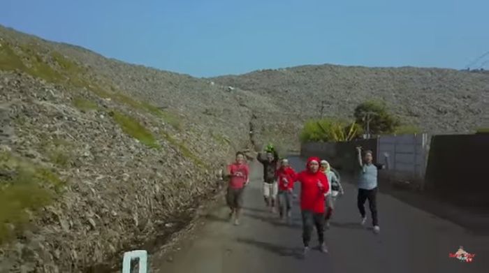 Parodi 'Saya Kembali' dari Denny Cagur.  