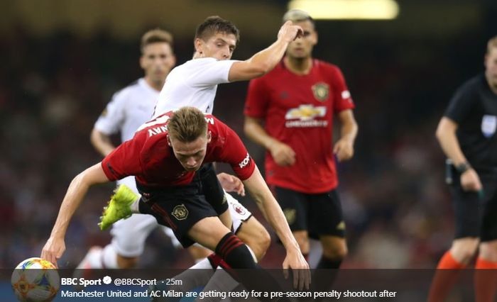 Scott McTominay berduel dengan penyerang AC Milan Krzysztof Piatek pada pertandingan International Champions Cup, Sabtu (3/8/2019).