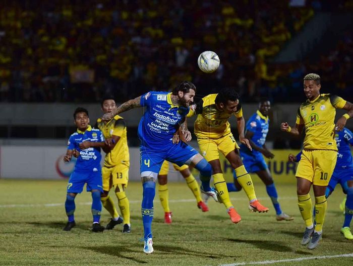 Bek Persib Bandung, Bojan Malisic, beraduel dengan pemain Barito Putera pada lanjutan Liga 1 2019 di Stadion Demang Lehman, Minggu (4/8/2019).