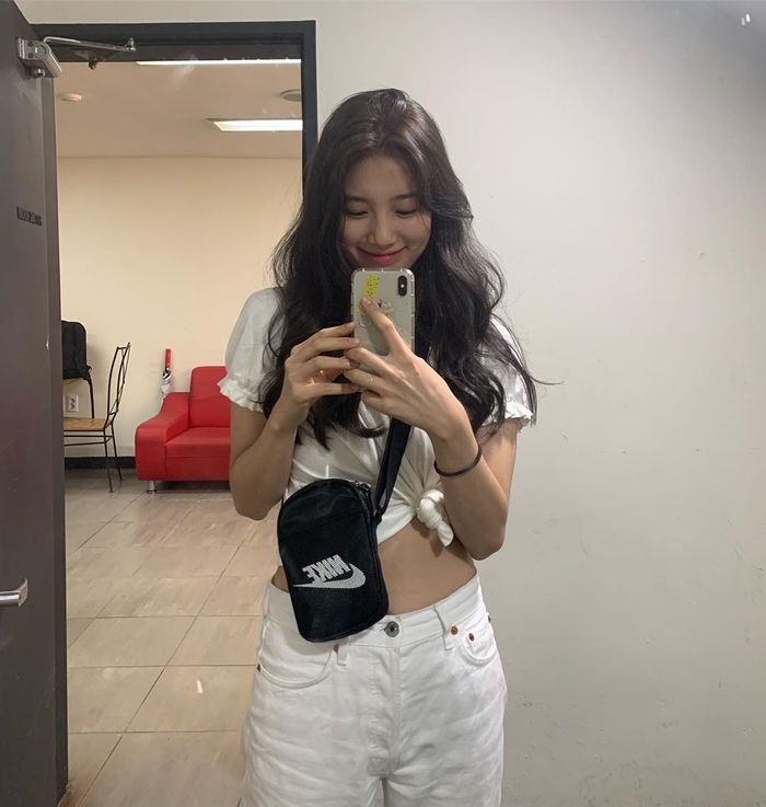 Suzy pamer senyum manis dan pinggang kecilnya.