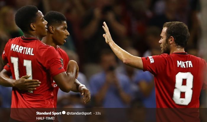 Anthony Martial dan Juan Mata merayakan gol yang dicetak Marcus Rashford ke gawang AC Milan pada pertandingan International Champions Cup, Sabtu (3/8/2019).