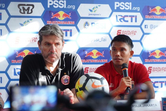 Pemain Persija Jakarta, Sandi Sute, bersama dengan Julio Banuelos di Stadion Andi Mattalatta