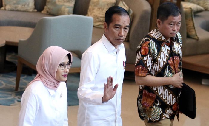 Presiden Joko Widodo berjalan meninggalkan Kantor PLN ditemani Menteri ESDM Ignasius Jonan (kanan) dan Plt Dirut PLN Sripeni Inten Cahyani (kiri) usai melakukan pertemuan di kantor Pusat PLN, Jakarta, Senin (5/8/2019). Presiden mempertanyakan dan meminta klarifikasi manajemen PLN atas padamnya listr