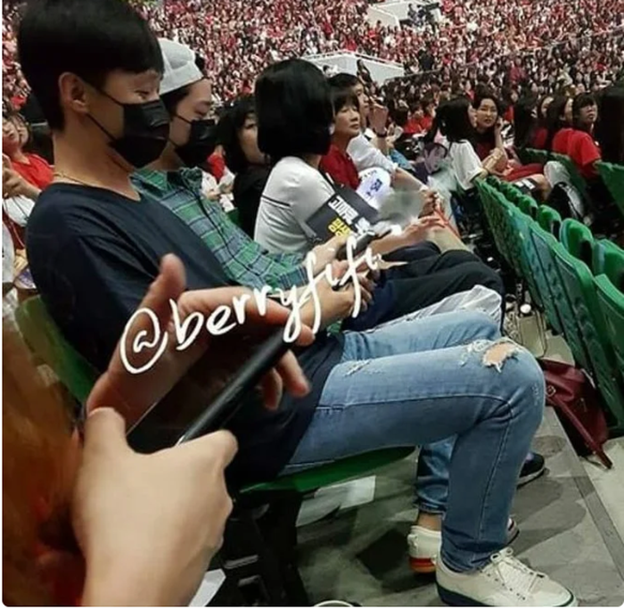 Lai Kuanlin dan managernya duduk di sebelah orang tua dari Chanyeol EXO.