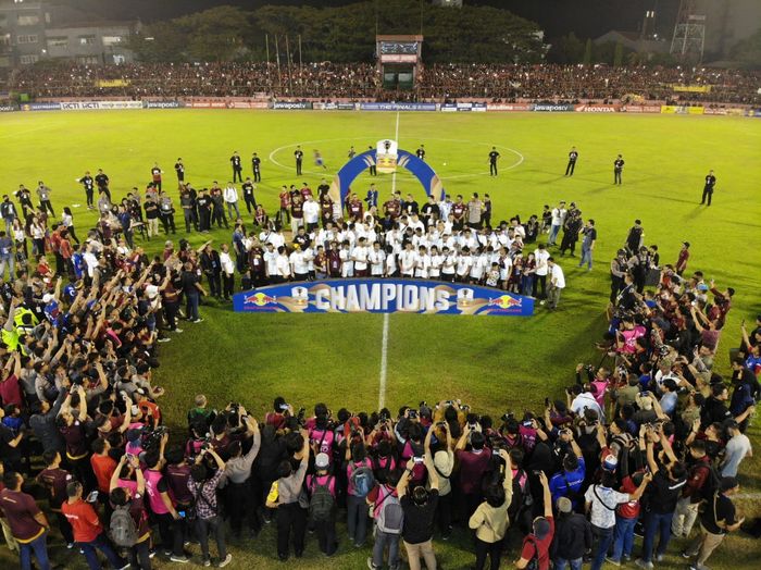 Suasana perayaan PSM Makassar sebagai juara Piala Indonesia 2018 di Stadion Andi Matalatta, Makassar, Selasa (6/8/2019).