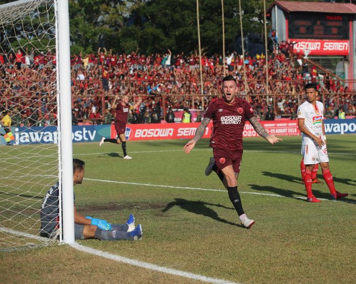 Selebrasi bek PSM Makassar, Aaron Evans di depan kiper Persija Jakarta, Andritany yang terduduk pada final kedua Piala Indonesia 2018 di Stadion Andi Mattalatta, Kota Makassar, 6 Agustus 2019.