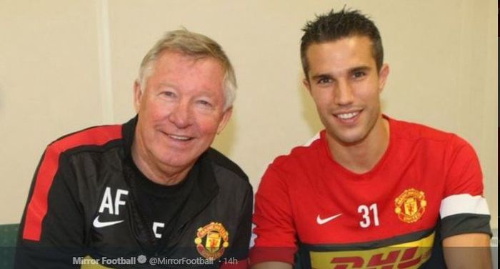 Eks penyerang Manchester United, Robin van Persie (kanan), bersama pelatih legendaris Sir Alex Ferguson.