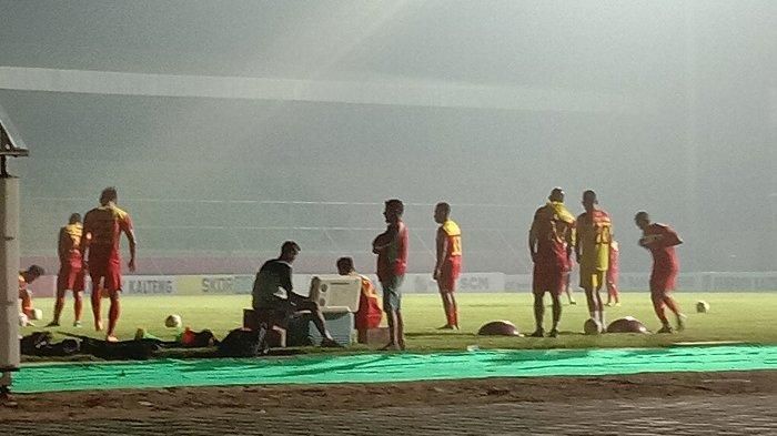 Kondisi Stadion Tuah Pahoe, Palangkaraya tempat pertandingan Kalteng Putra vs Arema FC, Rabu (7/8/2019). Lapangan terlihat diselimuti kabut asap. 