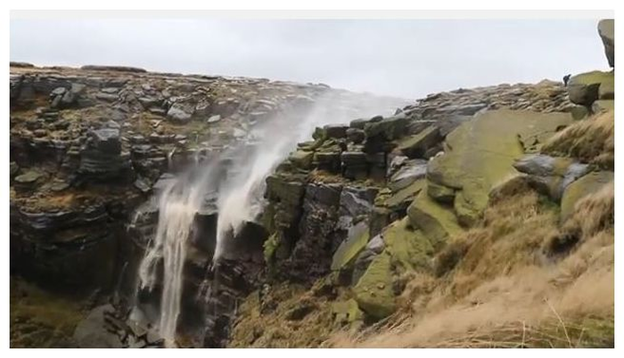 Air terjun &ldquo;terbalik&rdquo; di Inggris