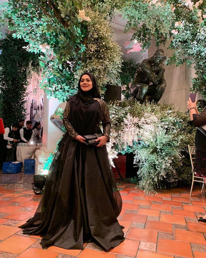 Sarita Abdul Mukti dengan gaya glamor