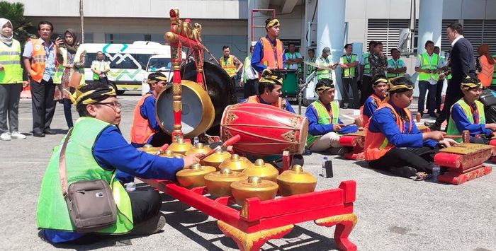 Para pemain film Bumi Manusia dan Perburuan disambut tarian dan musik tradisional Surabaya, setibanya di Bandara Surabaya.