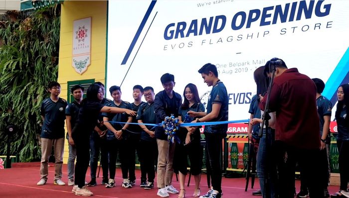 Suasana pemotongan pita dalam rangka pembukaan flagship store EVOS eSports di One Bell Park, Jakarta, Jumat (9/8/2019).