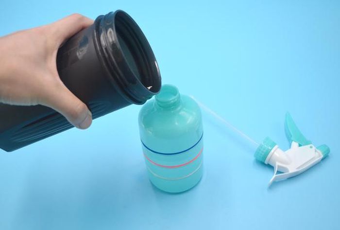 Kamu bisa menuangkan air ke dalam penyemprot tersebut.