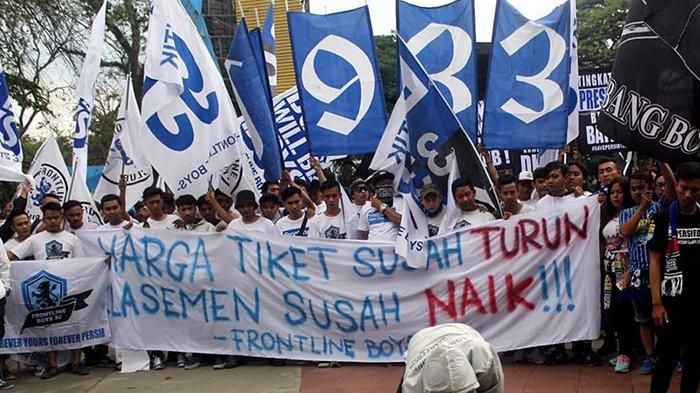 Suporter Persib Bandung, Bobotoh, melakukan aksi unjuk rasa atas buruknya performa tim Maung Bandung di Liga 1 2019 pada Sabtu (10/8/2019).