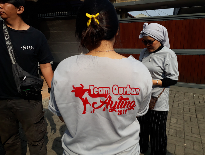 Kaos seragam panitia Kurban Ayu Ting Ting.