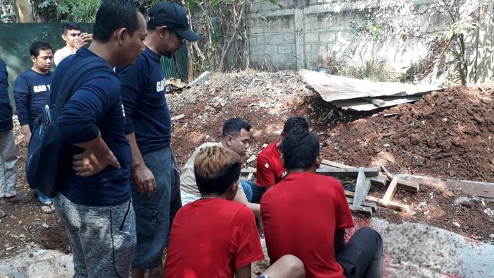 Raffi Ahmad saat ikut menyembelih hewan kurbannya di kawasan Green Andara, Depok, Jawa Barat, Minggu (11/8/2019).