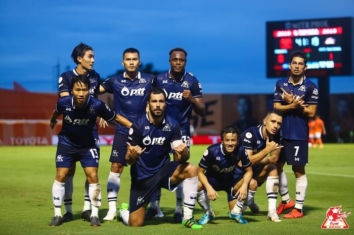 Pemain naturalisasi Indonesia, Victor Igbonefo (belakang tiga dari kiri) bersama pemain PTT Rayong seusai menahan tuan rumah Ratchaburi FC pada pekan ke-23 Liga Thailand 1 2019 di Stadion Mitr Phol, 10 Agustus 2019. 