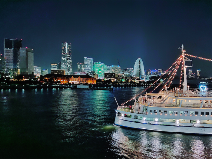 Cahaya dari lampu bangunan serta kapal yang sedang melaju menambah keindahan Yokohama di malam hari. Shot on OPPO Reno 10x Zoom. 