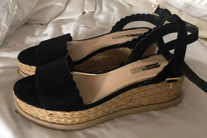 Sepatu yang dikenakan Gemma