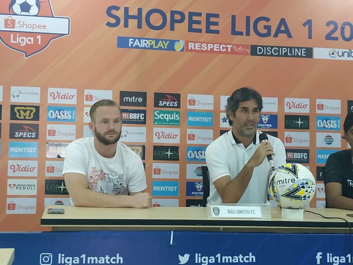 Pemain dan pelatih Bali United, Melvin Platje serta Stefano Cugurra saat memberikan keterangan pers, Rabu (14/8/2019).