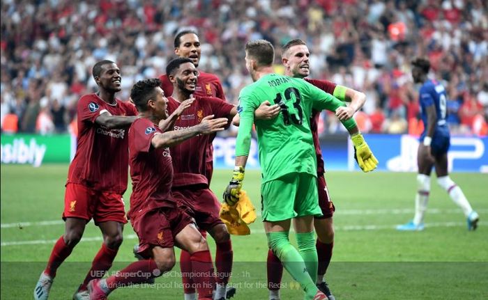 Ekspresi Kiper Liverpool FC, Adrian San Miguel, mementahkan tendangan penalti striker Chelsea Tammy Abraham, dalam laga Piala Super Eropa 2019 di BJK Vodafone Park, 15 Agustus 2019.