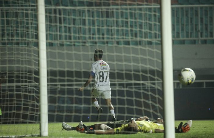Pemain Bali United, Stefano Lilipaly saat membobol gawang Tira Persikabo di Stadion Pakansari, Kabupaten Bogor, Kamis (15/8/2019).