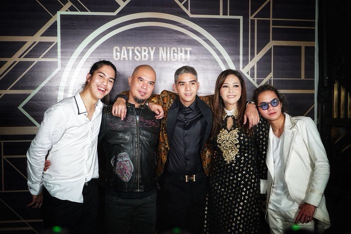 Pose Maia Estianty dalam pelukan Ahmad Dhani