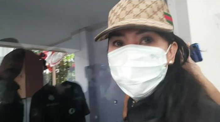 Henny Mona menjenguk Rio Reifan di rumah tahanan Ditresnarkoba Polda Metro Jaya pada Kamis (15/8/2019).