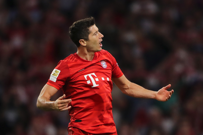 Penyerang Bayern Muenchen, Robert Lewandowski, merayakan gol keduanya ke gawang Hertha Berlin pada pertandingan pekan pertama Liga Jerman 2019-2020 di Stadion Allianz Arena, Munich, 16 Agustus 2019.