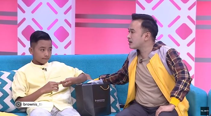 Ruben Onsu saat menceritakan kesederhanaan putra angkatnya, Betrand Peto.