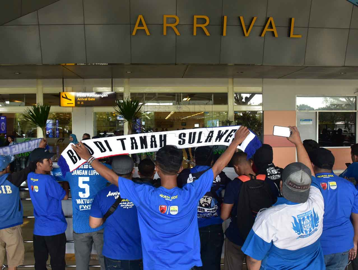 Bobotoh menyambut kedatangan pemain Persib di Bandara Internasional Sultan Hasanuddin, Makassar.