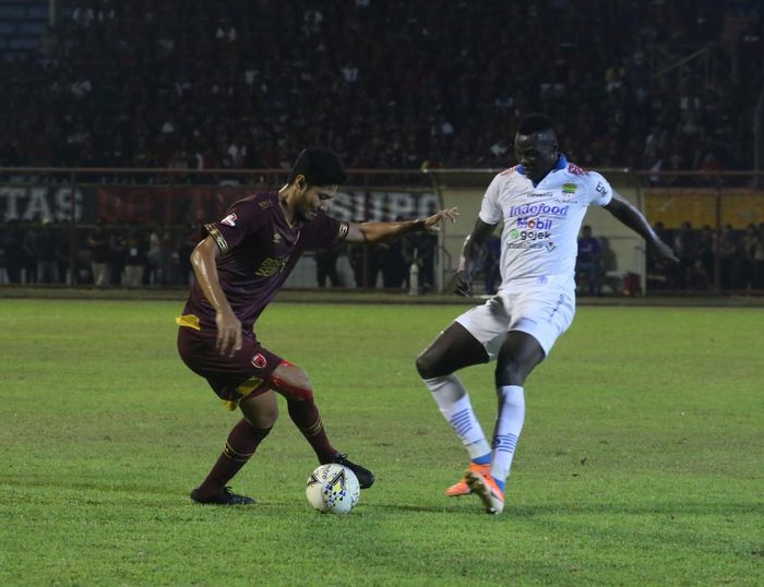 Striker Persib Bandung, Ezechiel Ndouassel, berebut bola dengan bek PSM Makassar, Abdul Rahman, pada laga pekan ke-15 Liga 1 2019.