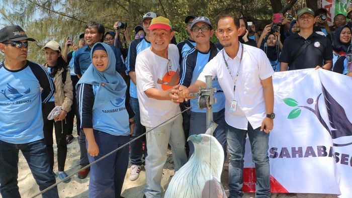 Prosesi pelepasliaran Elang Bondol di Pulau Kotok, Kepulauan Seribu. 